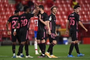 九游游戏中心-这也行？费德勒连续三场比赛得分超过败北赛地聚焦——西甲关键时刻热度飙升，西汉姆防线松动备战NBA常规赛的简单介绍